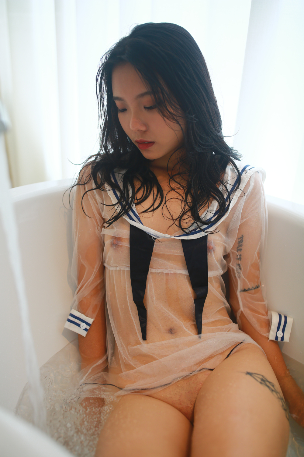 美妙的女子好想一起共浴