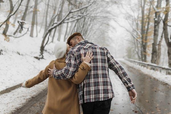 情到浓时，走路逛街都可以来上一个吻