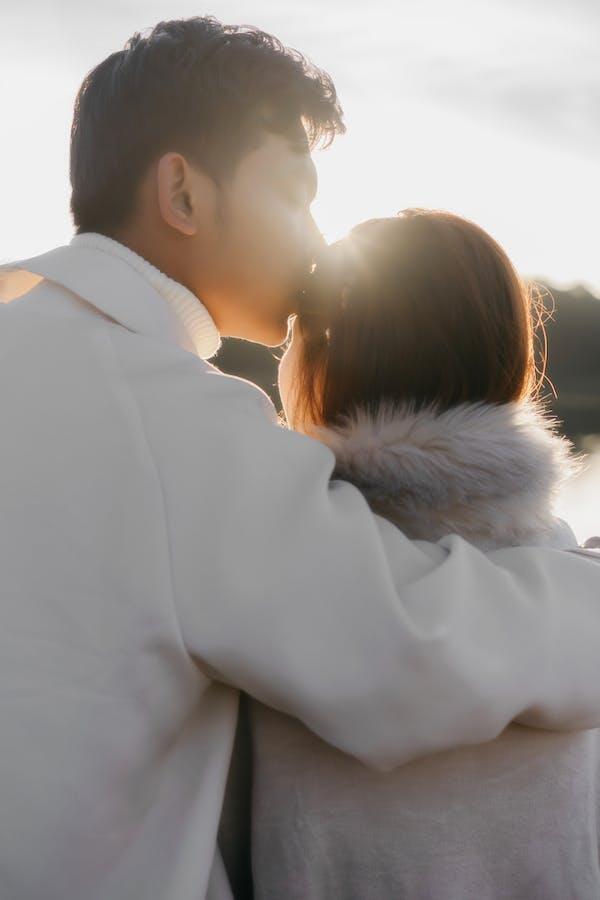 情到浓时，走路逛街都可以来上一个吻