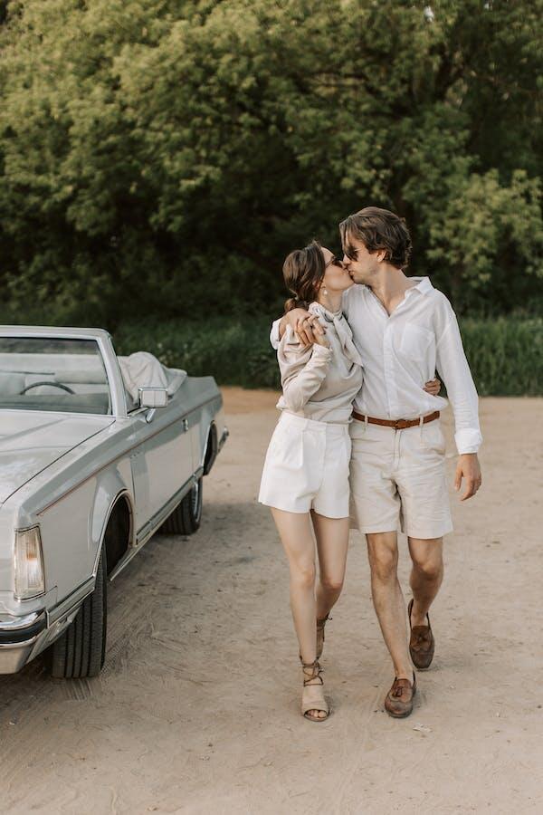 情到浓时，走路逛街都可以来上一个吻