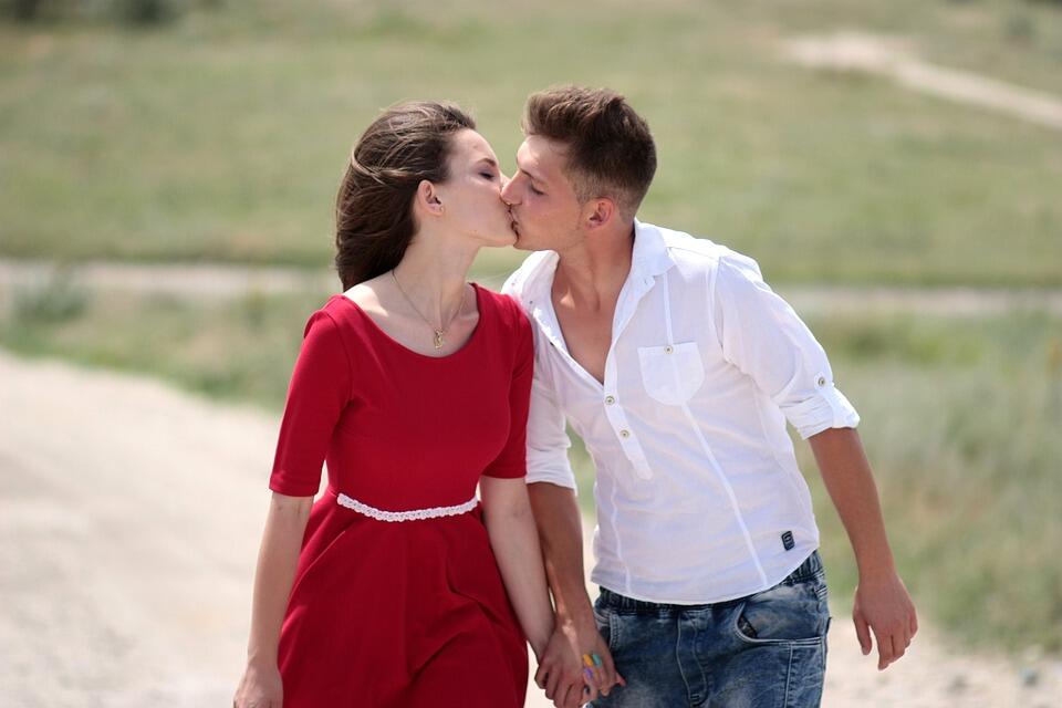 情到浓时，走路逛街都可以来上一个吻