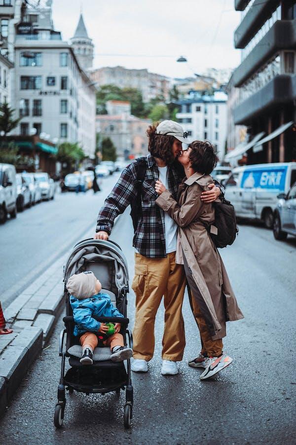 情到浓时，走路逛街都可以来上一个吻