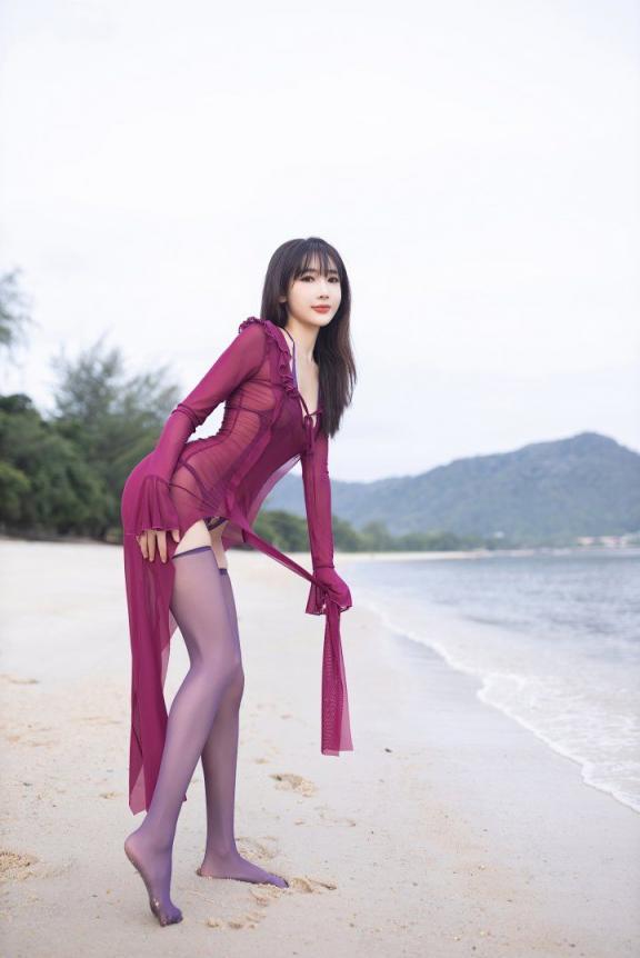 陆萱萱紫色长裙露出好春光