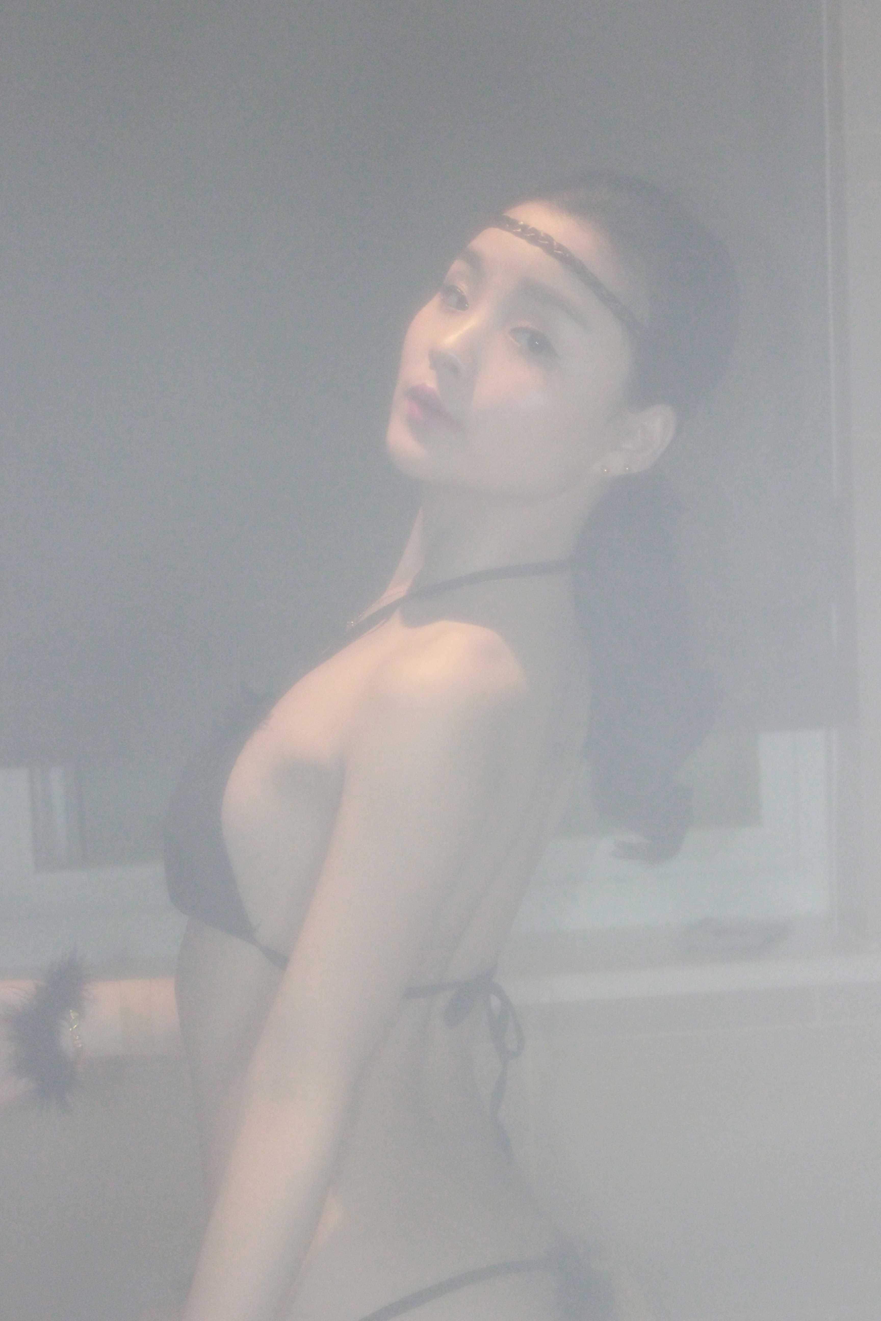 黑色内衣还是有点可爱的小妹子