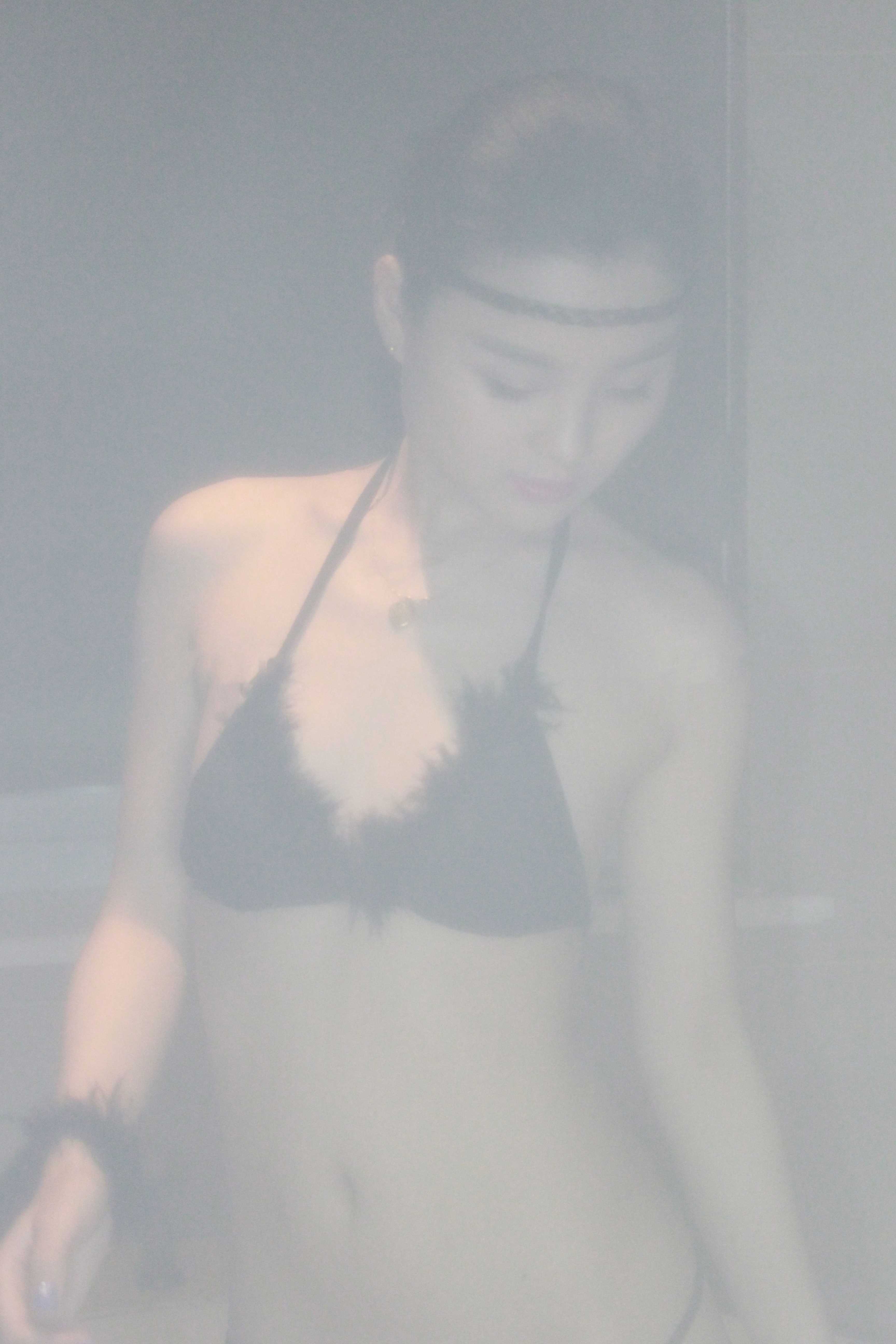 黑色内衣还是有点可爱的小妹子