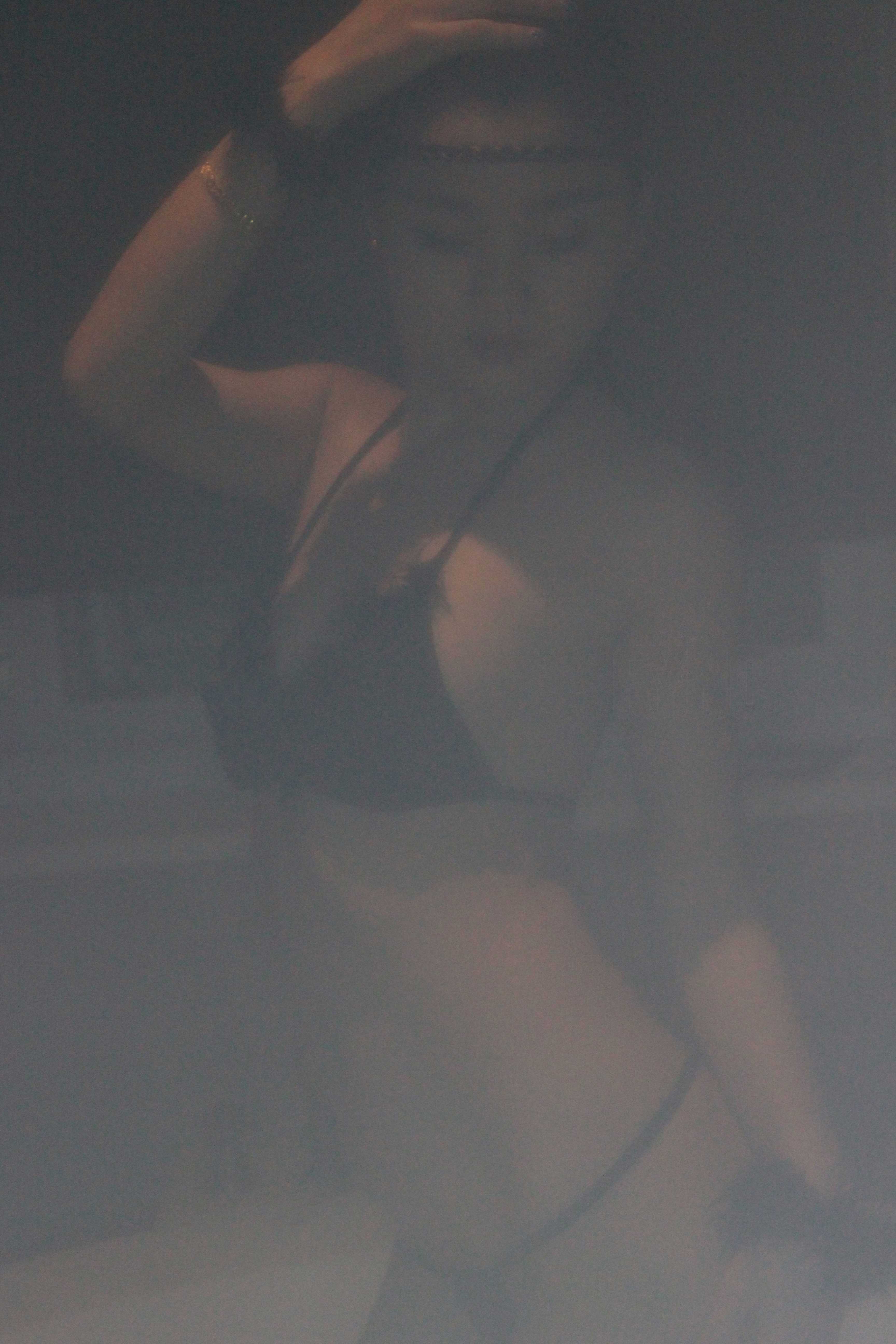 黑色内衣还是有点可爱的小妹子