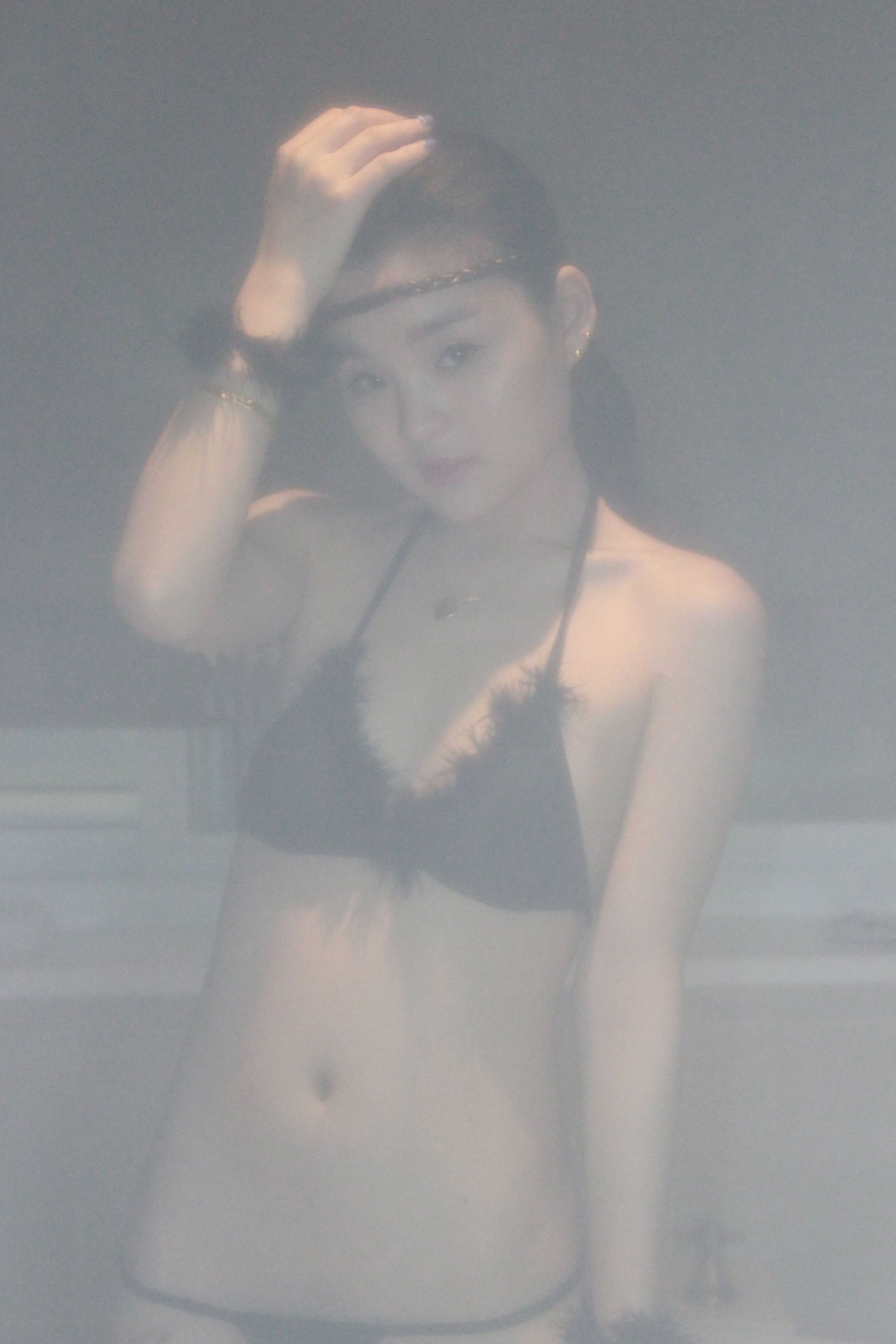 黑色内衣还是有点可爱的小妹子