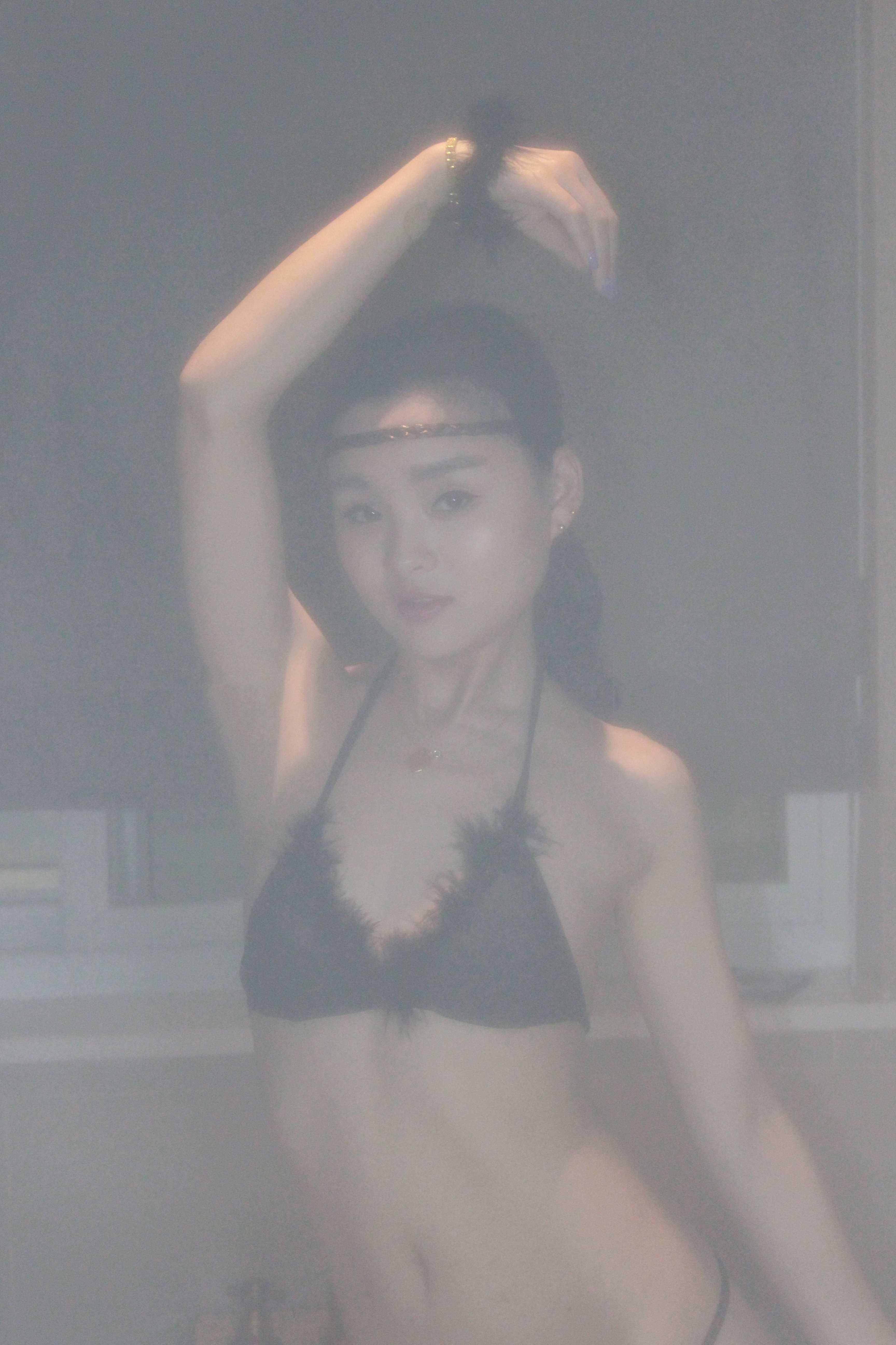 黑色内衣还是有点可爱的小妹子