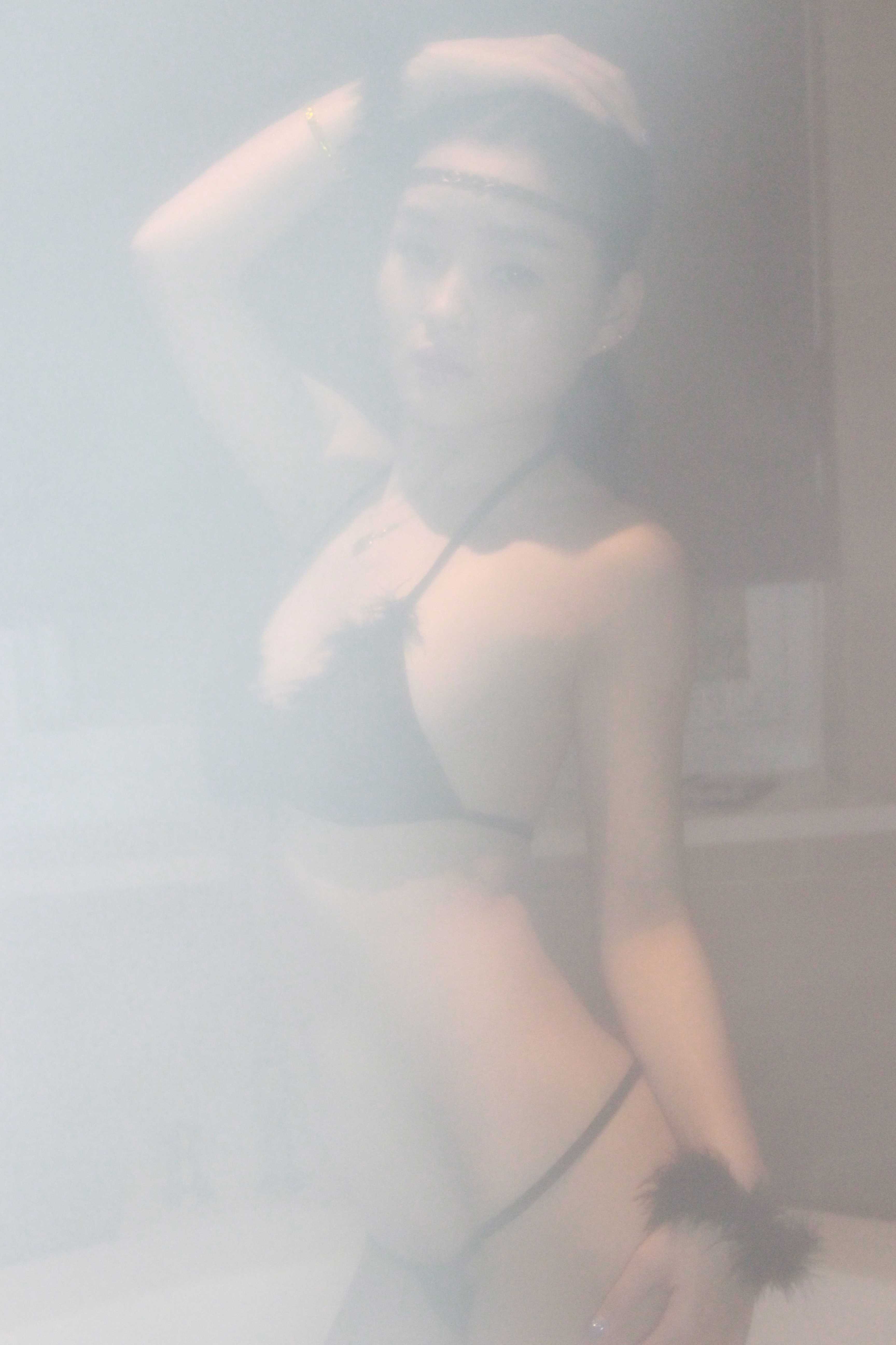 黑色内衣还是有点可爱的小妹子