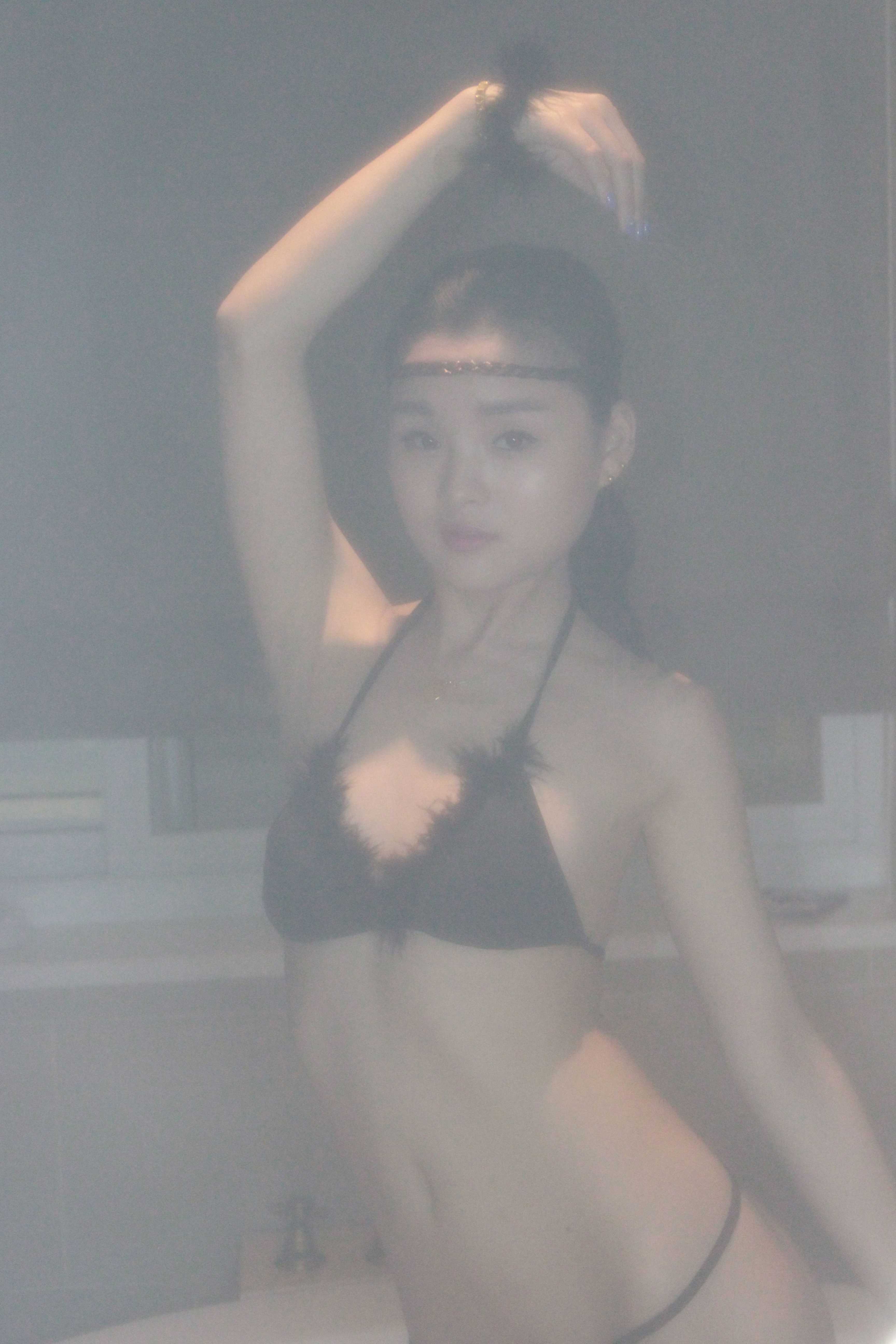 黑色内衣还是有点可爱的小妹子