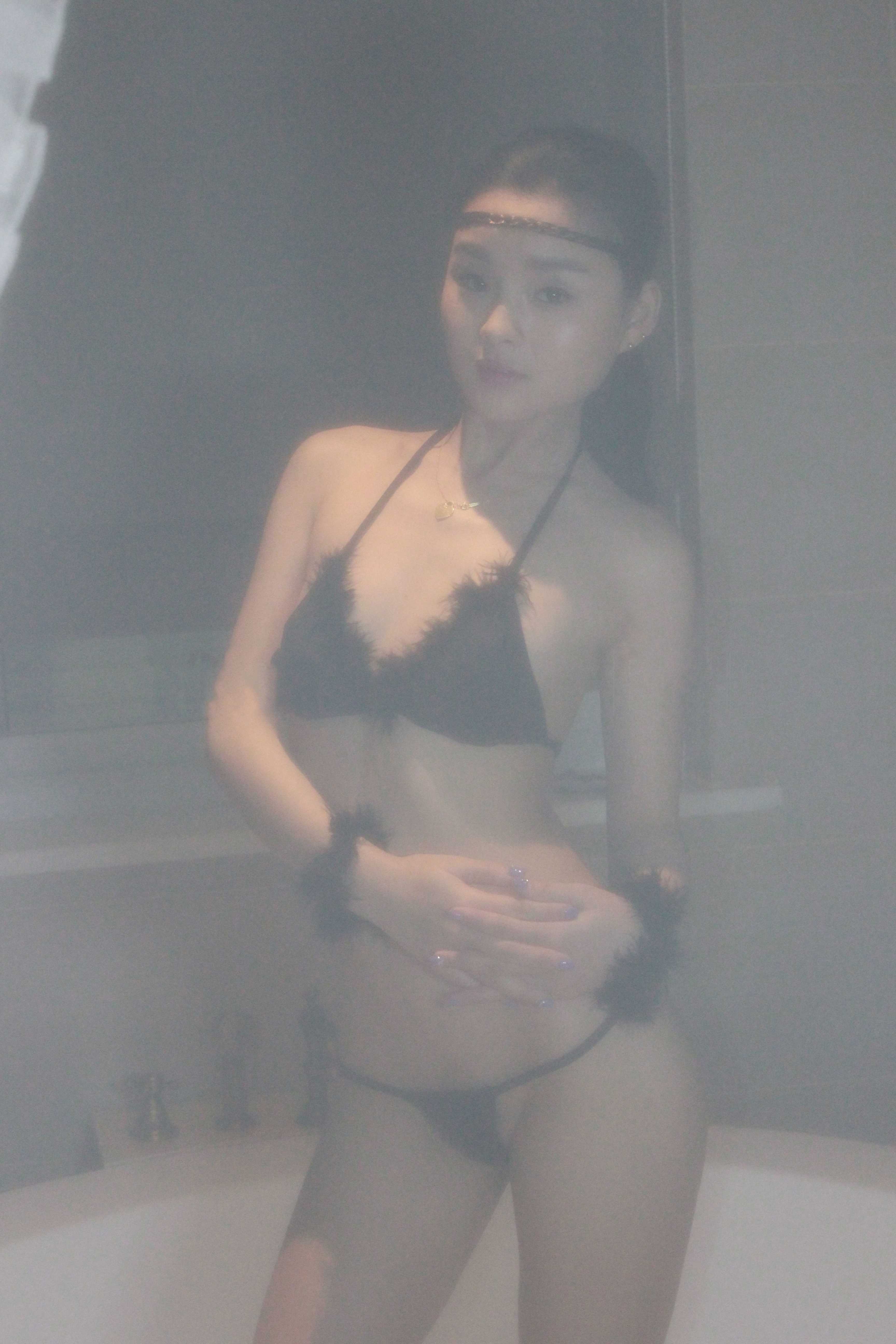 黑色内衣还是有点可爱的小妹子