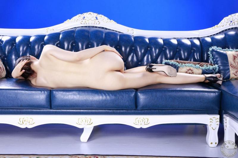 极品大长腿一字马白嫩美妞