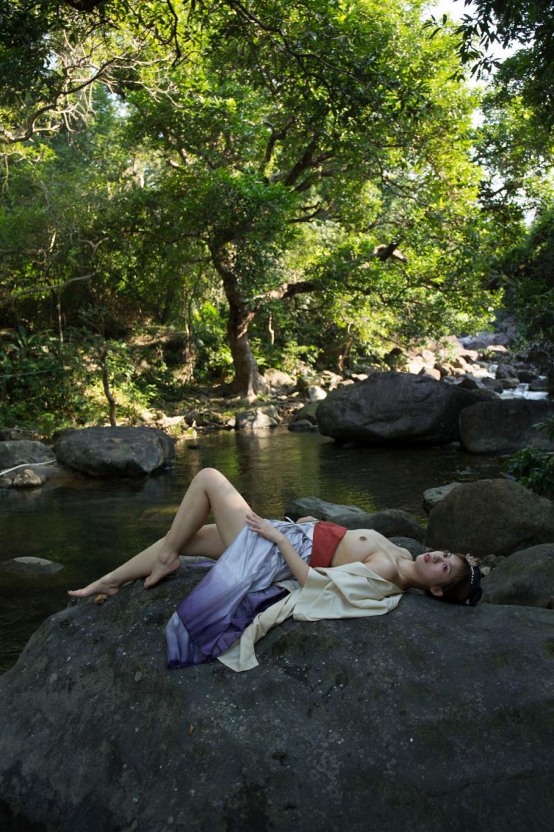 清澈的溪水干净的妹子