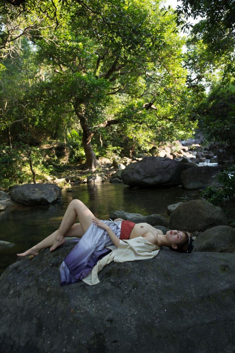 清澈的溪水干净的妹子