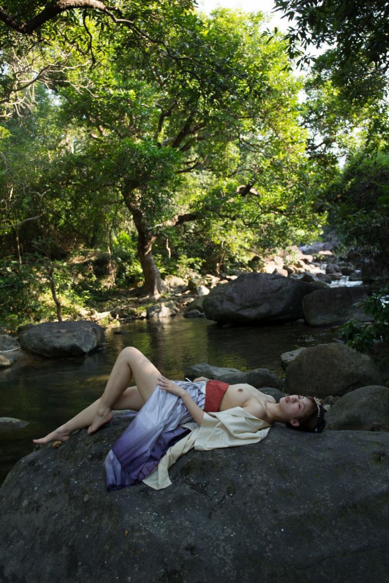 清澈的溪水干净的妹子