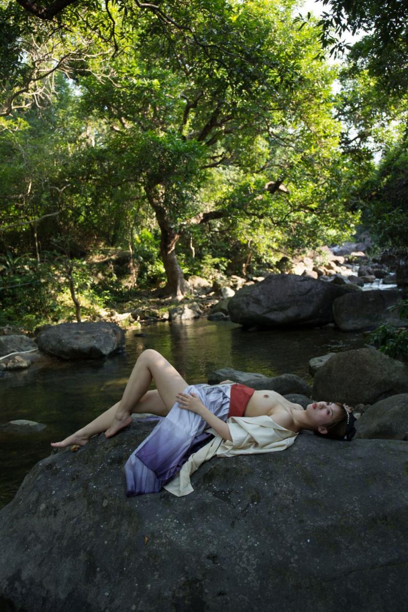 清澈的溪水干净的妹子