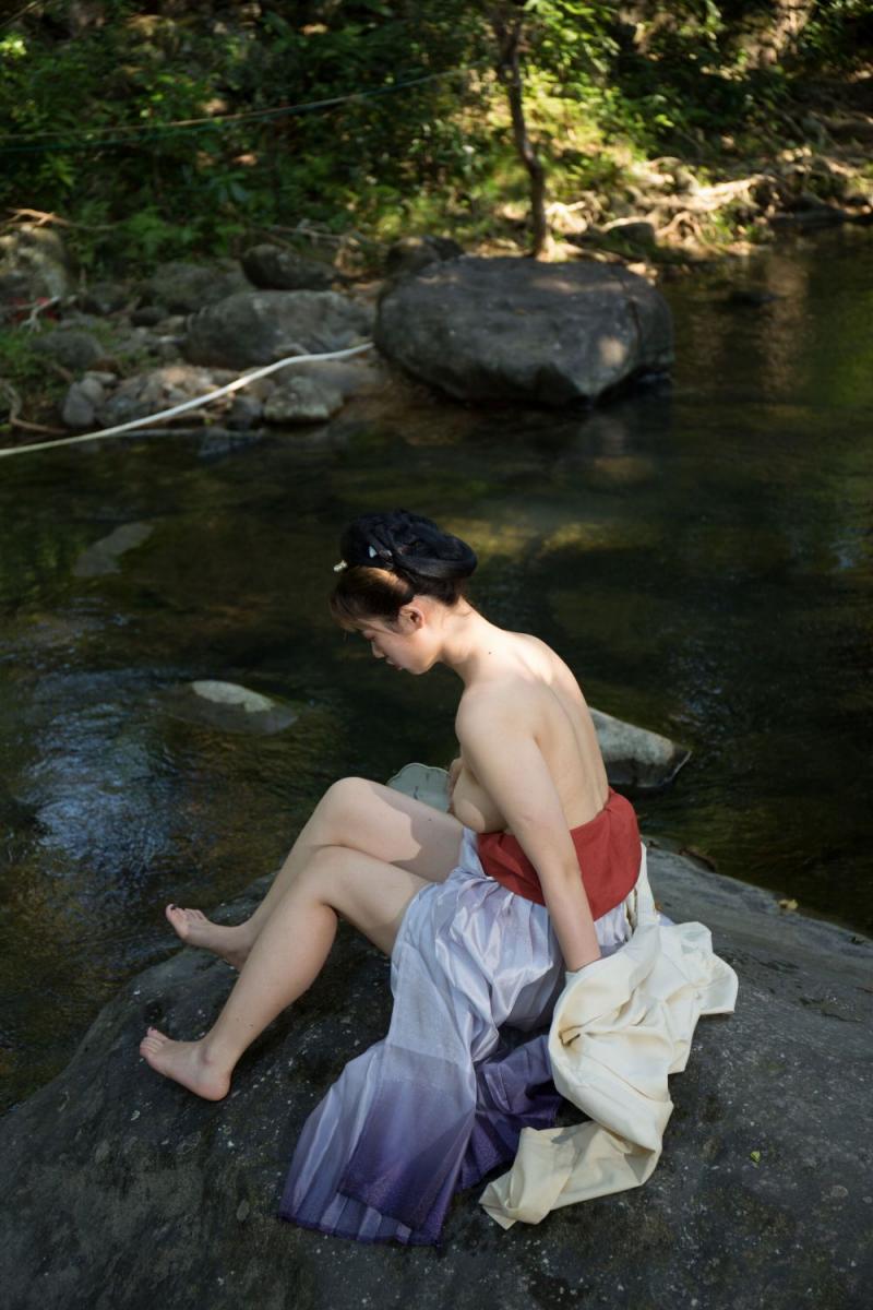 清澈的溪水干净的妹子