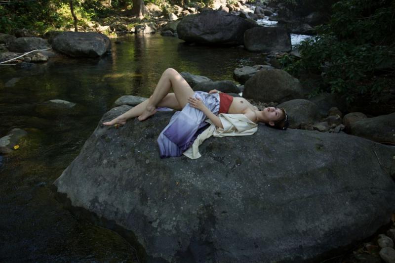 清澈的溪水干净的妹子