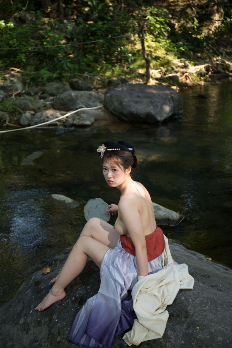 清澈的溪水干净的妹子