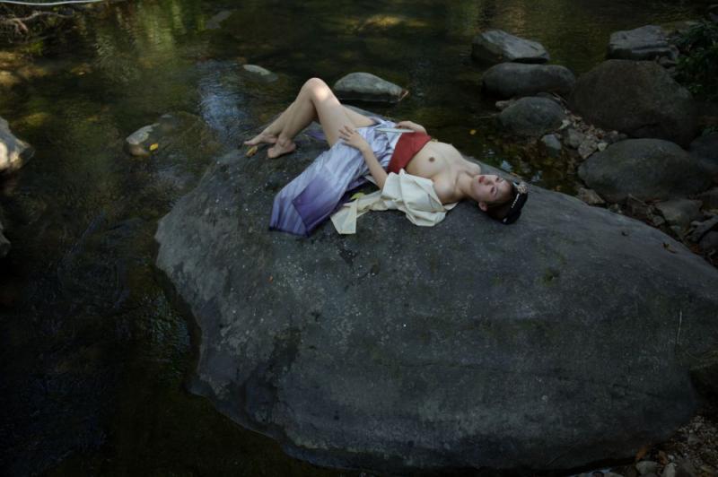 清澈的溪水干净的妹子