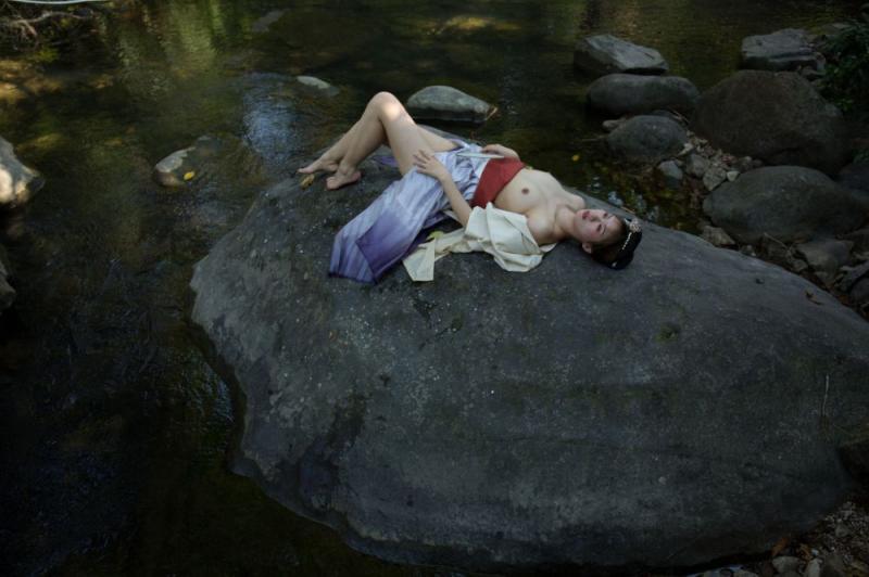 清澈的溪水干净的妹子