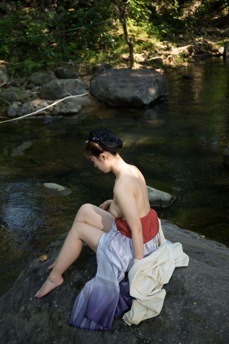 清澈的溪水干净的妹子