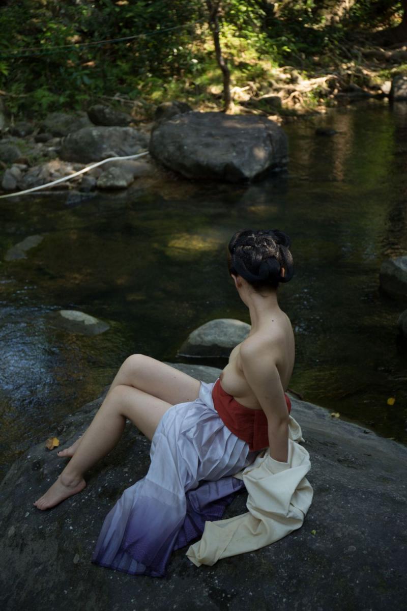 清澈的溪水干净的妹子