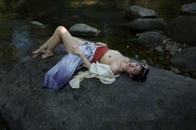 清澈的溪水干净的妹子