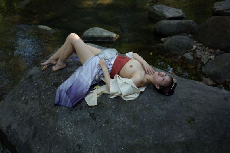 清澈的溪水干净的妹子