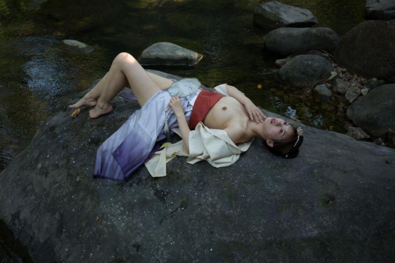 清澈的溪水干净的妹子