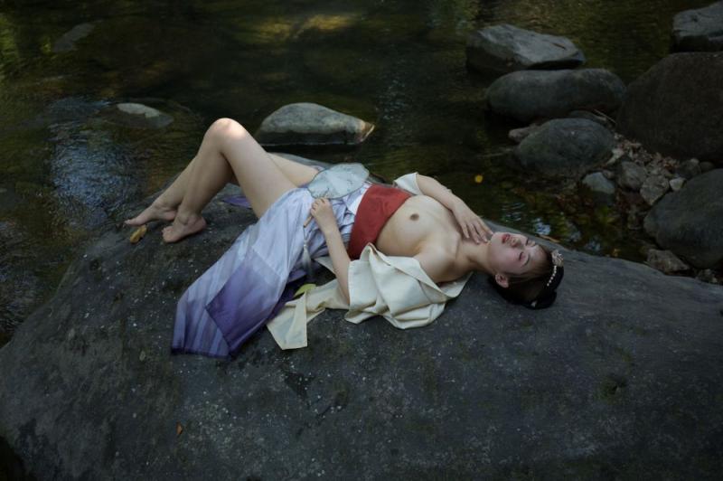 清澈的溪水干净的妹子