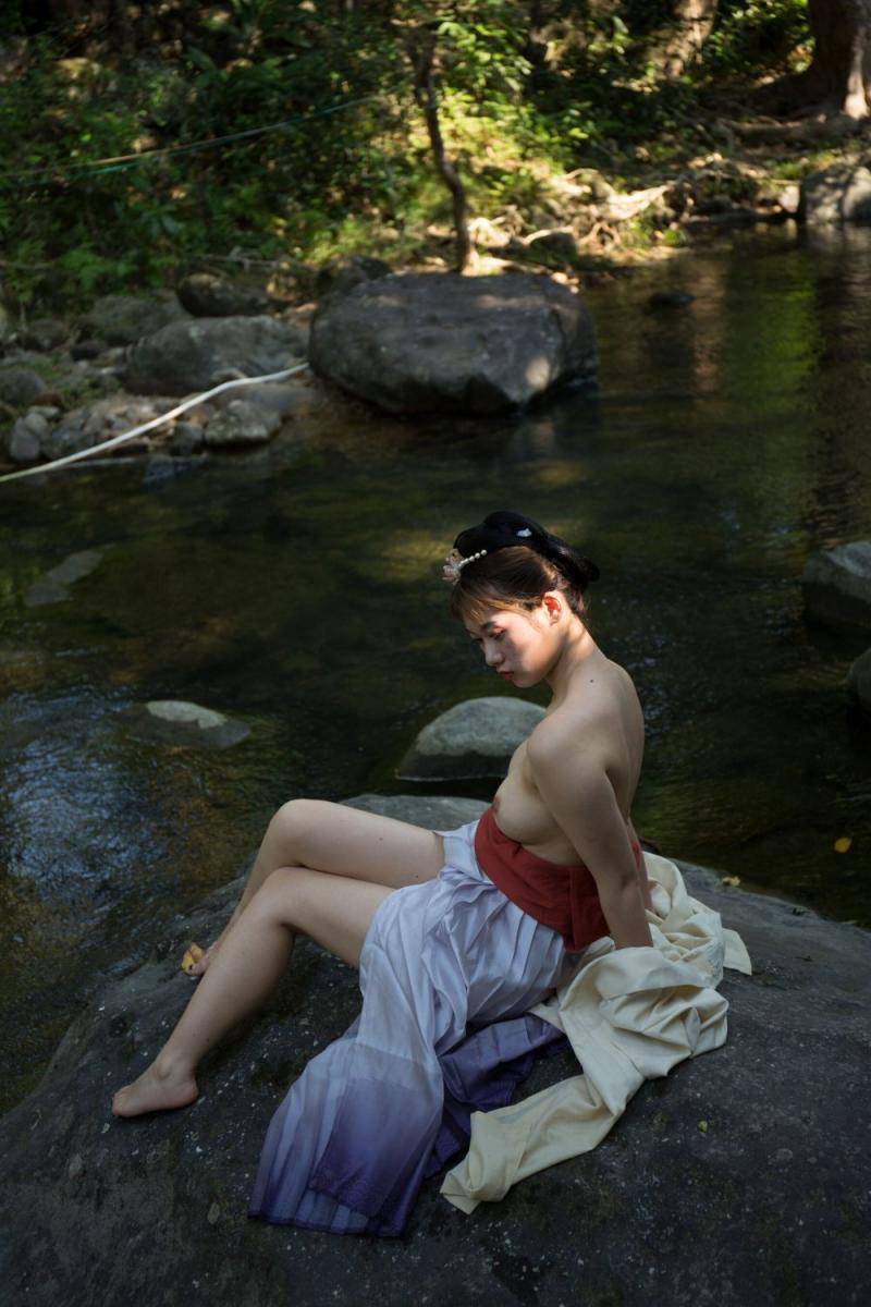 清澈的溪水干净的妹子