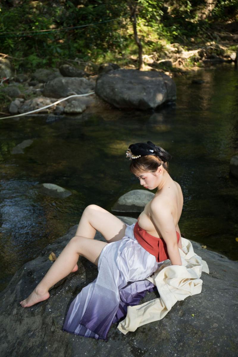 清澈的溪水干净的妹子