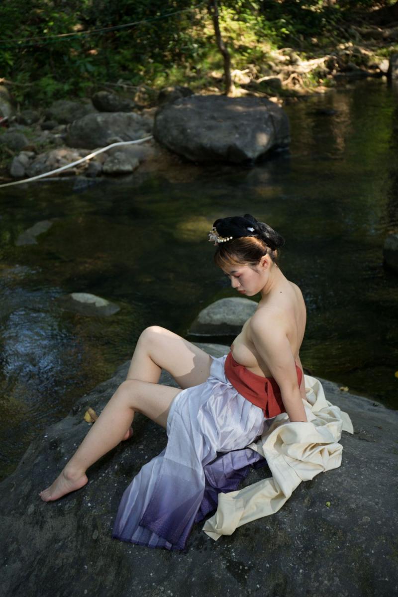 清澈的溪水干净的妹子