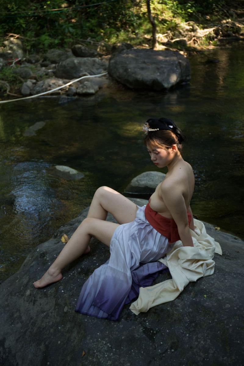 清澈的溪水干净的妹子