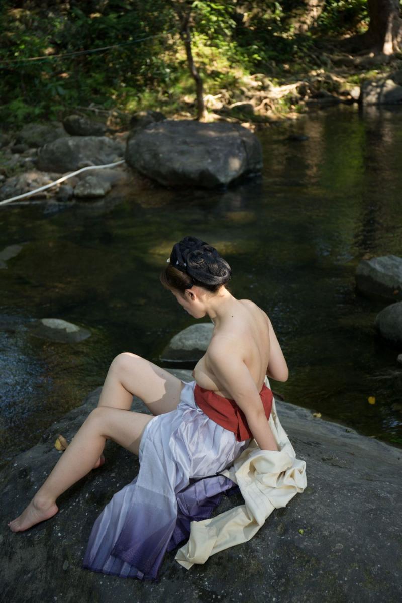 清澈的溪水干净的妹子