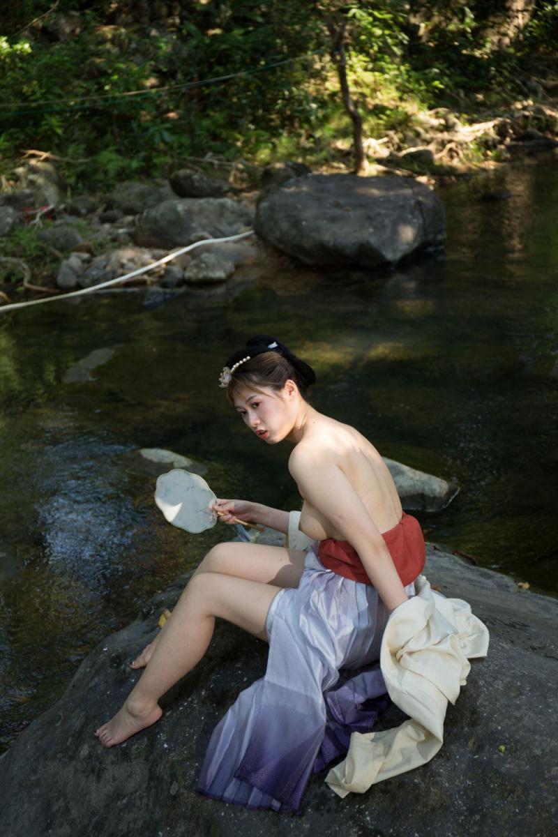 清澈的溪水干净的妹子