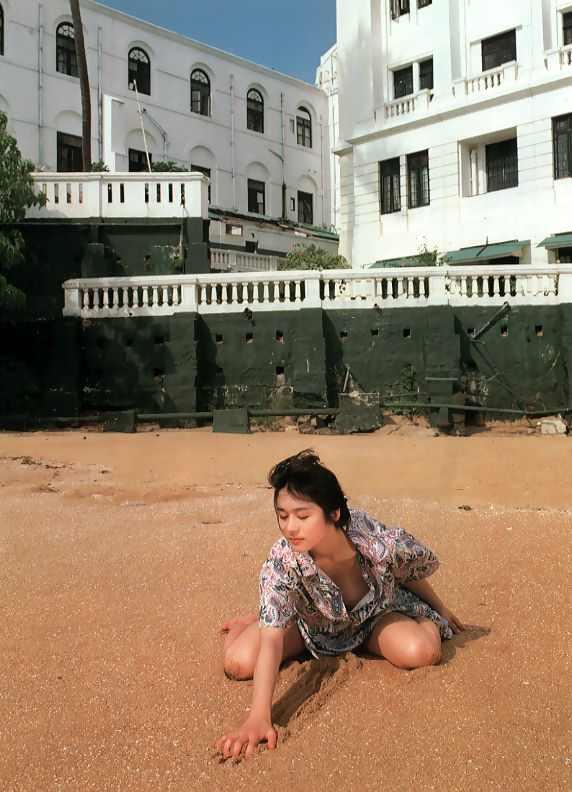 《女机器人》女主——青山知可子（第二弹）–《热带性气候》写真上半部分[96P]