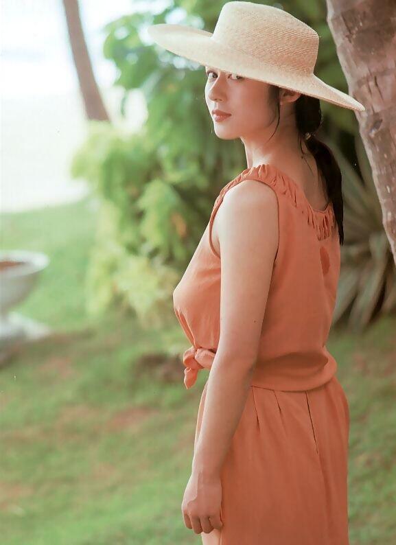 《女机器人》女主——青山知可子（第二弹）–《热带性气候》写真上半部分[96P]