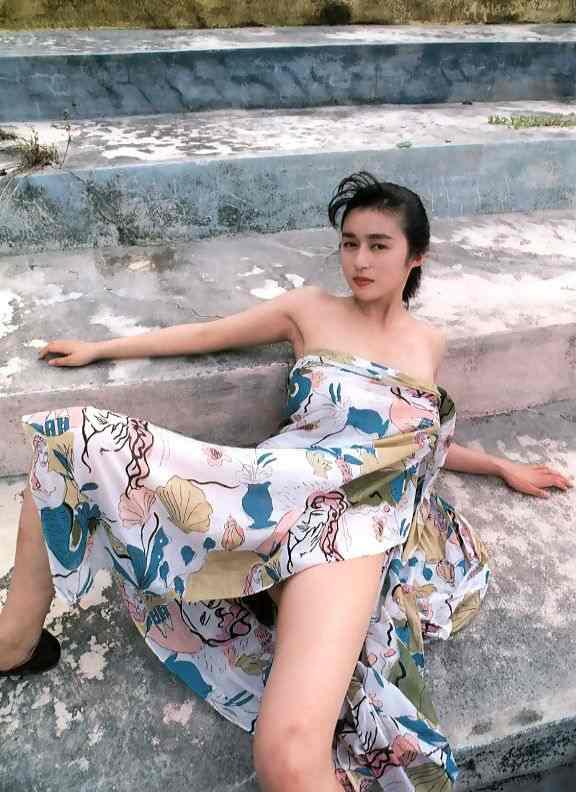 《女机器人》女主——青山知可子（第二弹）–《热带性气候》写真上半部分[96P]