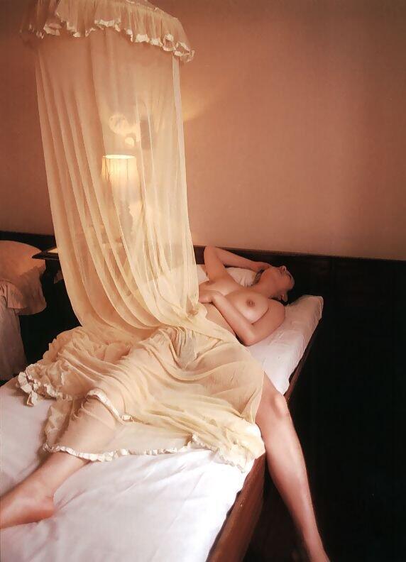 《女机器人》女主——青山知可子（第二弹）–《热带性气候》写真上半部分[96P]