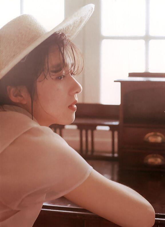 《女机器人》女主——青山知可子（第二弹）–《热带性气候》写真上半部分[96P]