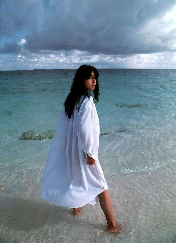 《女机器人》女主——青山知可子（第二弹）–《热带性气候》写真上半部分[96P]