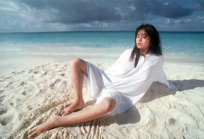 《女机器人》女主——青山知可子（第二弹）–《热带性气候》写真上半部分[96P]