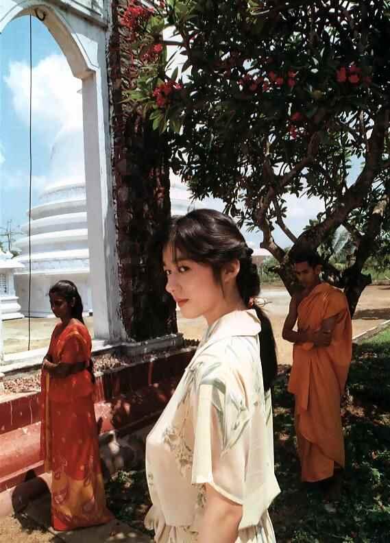 《女机器人》女主——青山知可子（第二弹）–《热带性气候》写真上半部分[96P]