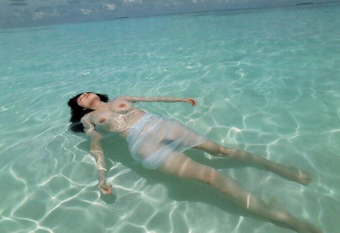 《女机器人》女主——青山知可子（第二弹）–《热带性气候》写真上半部分[96P]