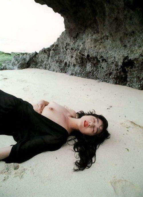 《女机器人》女主——青山知可子（第三弹）–《热带性气候》写真下半部分[100P]