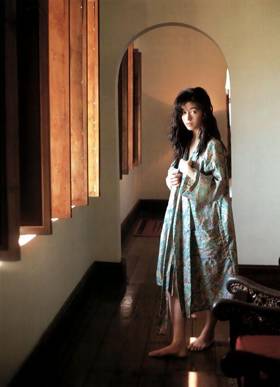 《女机器人》女主——青山知可子（第三弹）–《热带性气候》写真下半部分[100P]