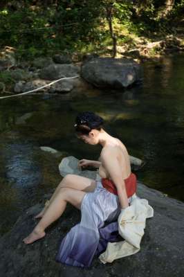 清澈的溪水干净的妹子