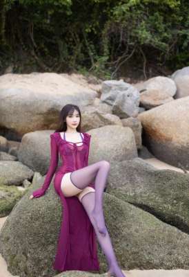 陆萱萱紫色长裙露出好春光